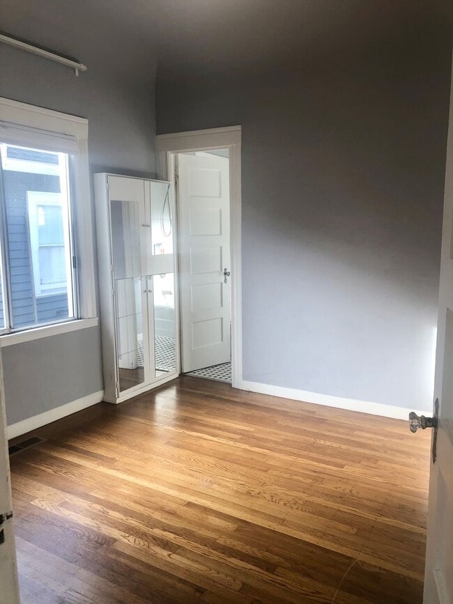 Building Photo - Sunny one bedroom house surrounded by lush...