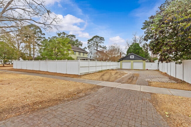 Building Photo - 1502 Tryon Rd