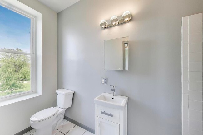 Building Photo - 737 E 50th St