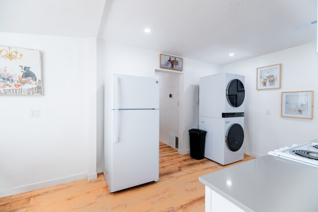 Building Photo - 600 E 8th St