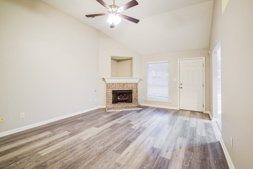 Building Photo - 10283 Green Moss Dr N