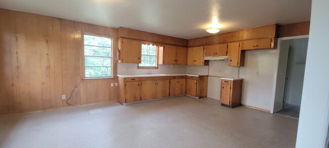 Primary Photo - Huge 3 bedroom/1 bath upstairs apartment w...