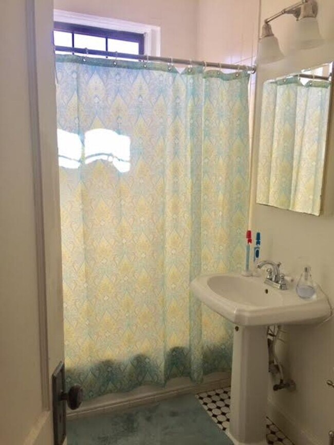 Building Photo - Bright & Spacious 3-Bedroom on Newbury Str...