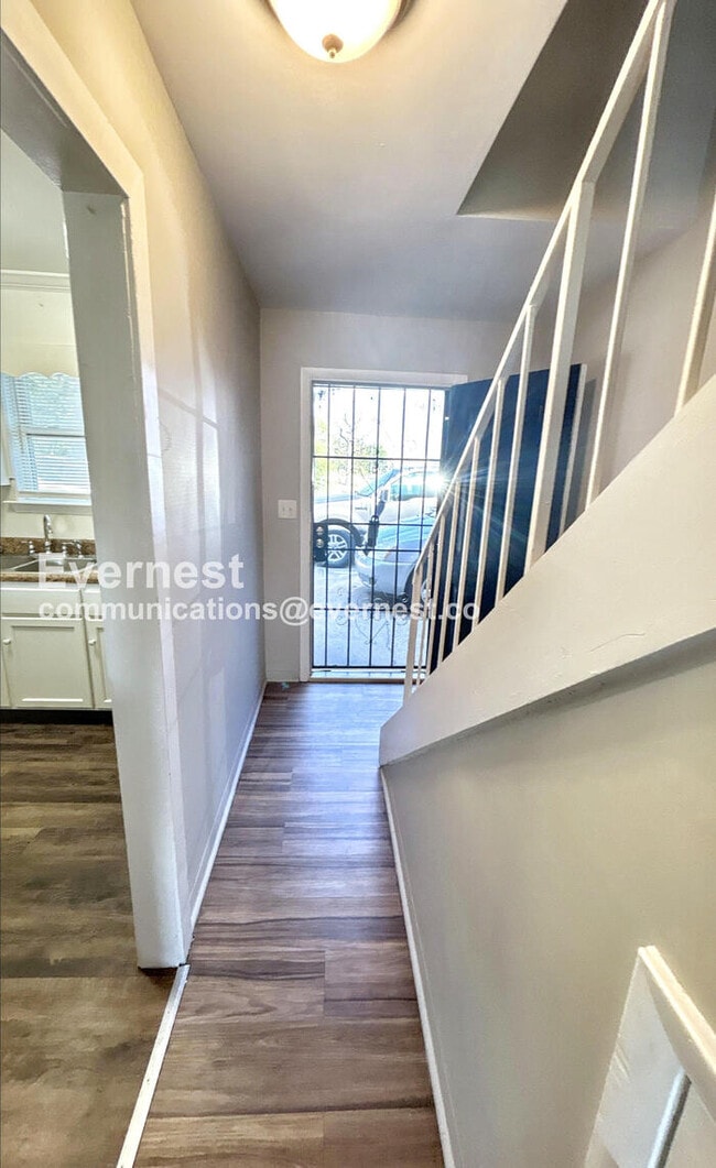 Building Photo - 1512 11th Ave N