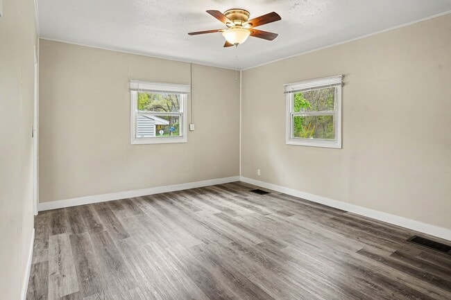 Building Photo - *Use Rently to view this unit and receive $150 off move-in* Cute Remodeled Two Bedroom 1 Bathroom...