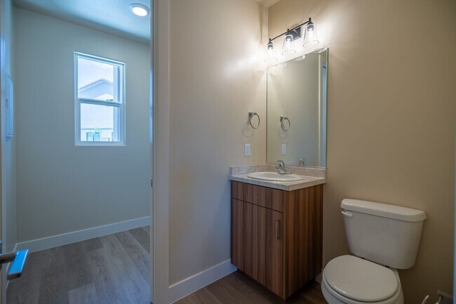 Building Photo - Newer Townhome Near Utah Tech