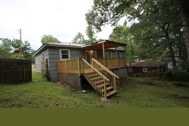 Building Photo - Stylish, Spacious & Updated – Don’t Miss T...