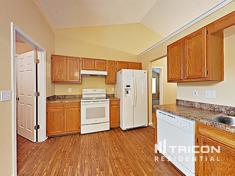 Building Photo - 113 Carriage Oaks Dr