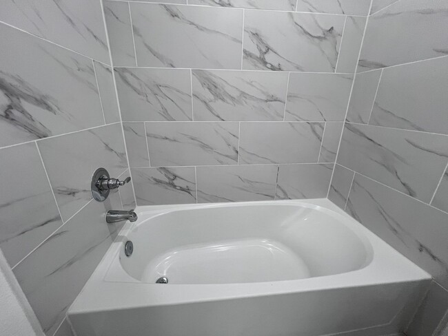 Building Photo - Updated 3-Bedroom Townhome for Rent in Eas...