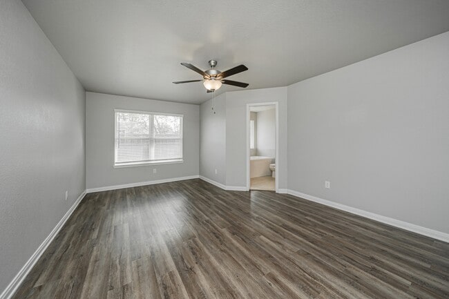 Building Photo - 610 Fallbrook Dr
