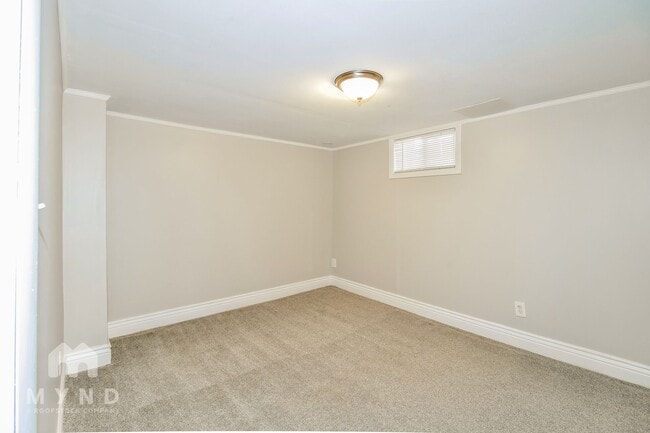 Building Photo - 381 Marquette Dr