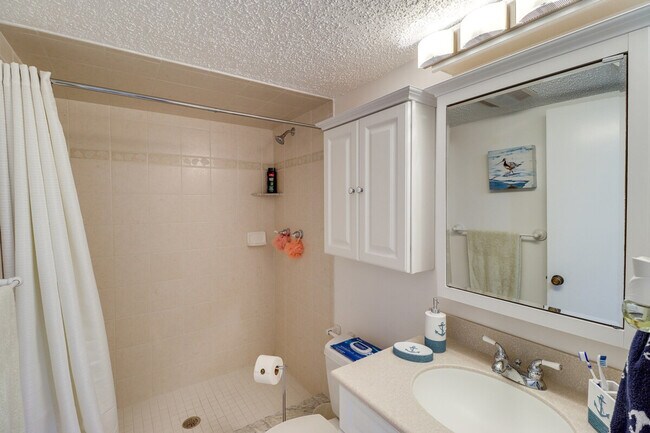 Building Photo - 201 E Ocean Dr