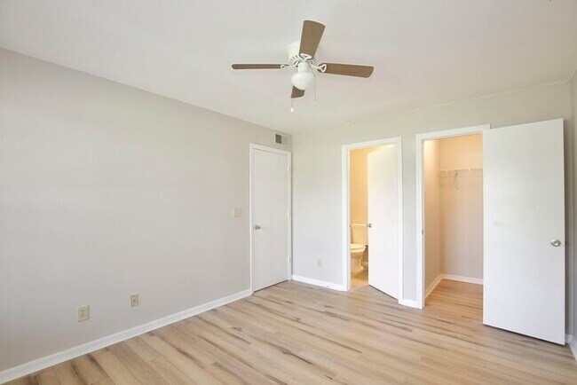 Building Photo - Beautiful 2/2 Cozy Condo with a Covered Pa...