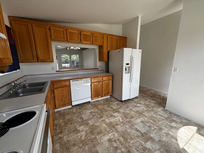 Building Photo - Beautiful pet-friendly home in a wooded ar...