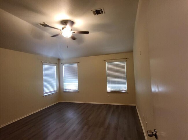 Building Photo - 304 N Kings Canyon Dr