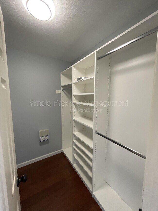 Building Photo - 2737 W Greens Dr