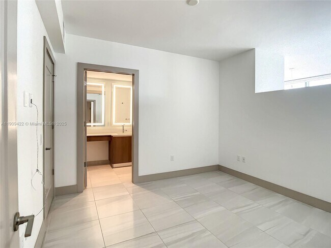 Building Photo - 340 SE 3rd St