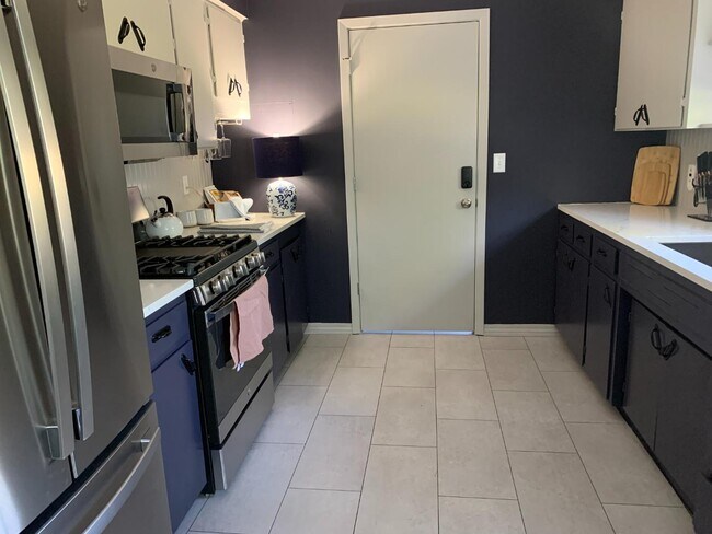 Building Photo - 2709 Highland Dr