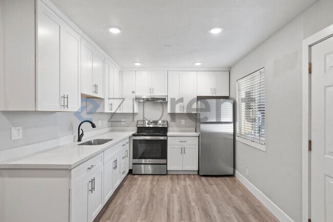 Building Photo - 26910 Manon Ave