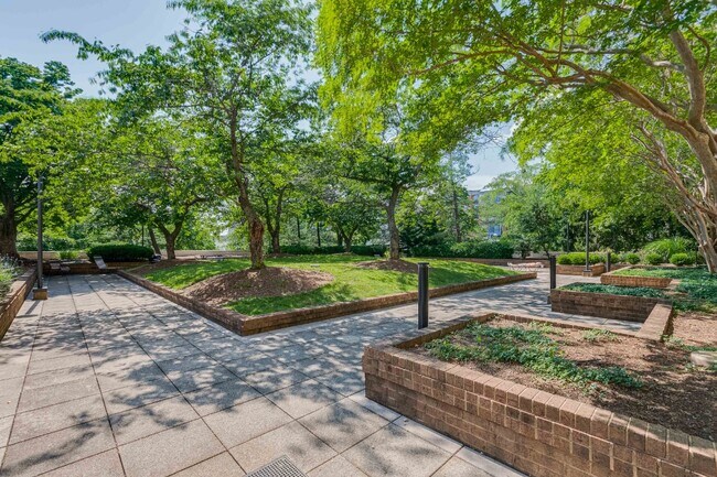 ? Courtyard - 1016 S Wayne St