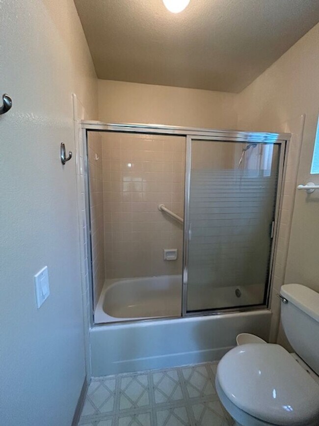 Building Photo - Charming 3 Bedroom, 2.5 Bathroom Condo in ...