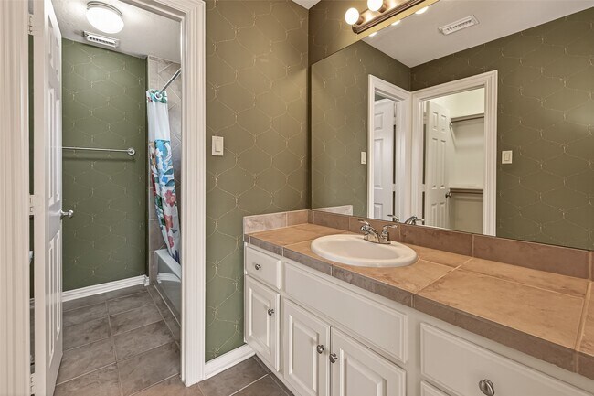 Building Photo - 2210 Bywater Dr