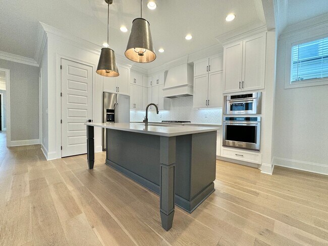 Building Photo - 3 bedroom home with 3.5 bathrooms and 2 Car Garage