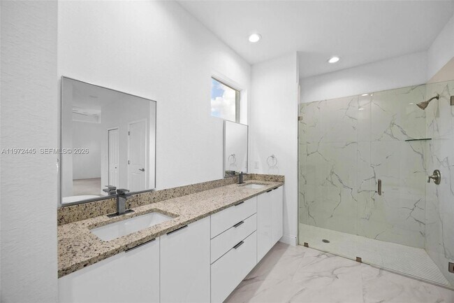 Building Photo - 1923 Sunniland Blvd