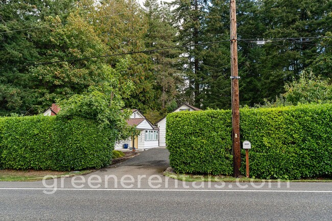 Building Photo - Charming 2BR 2BA Home Off Cooper Point Rd