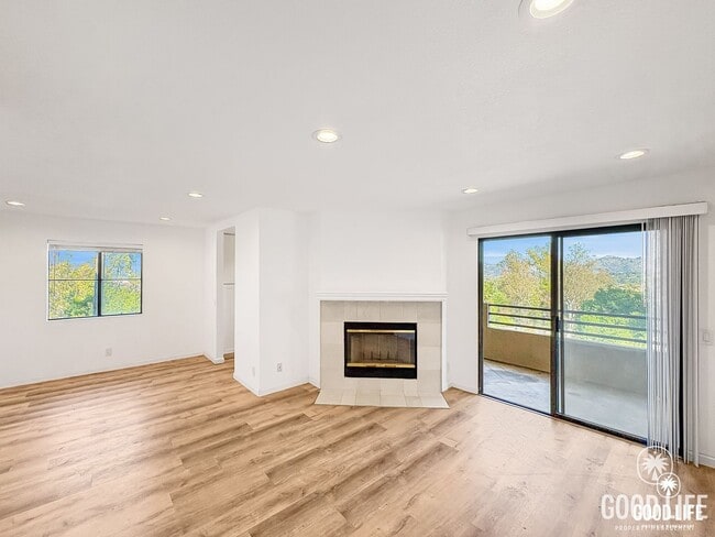 Building Photo - Move-In Ready Condo Overlooking The Height...