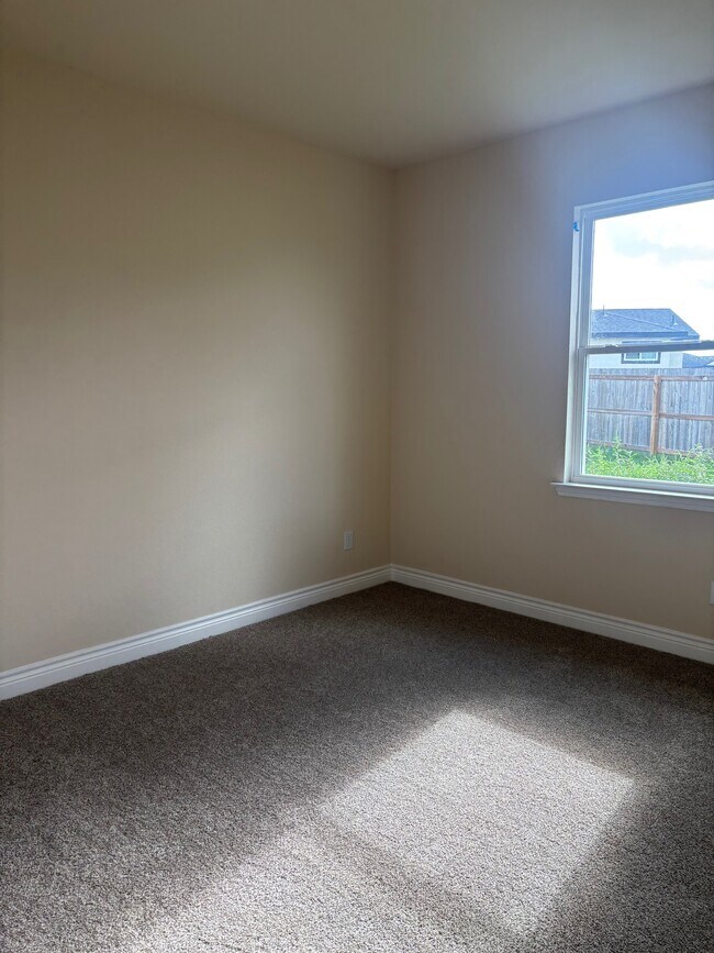 Building Photo - 105 Troubadour Ln
