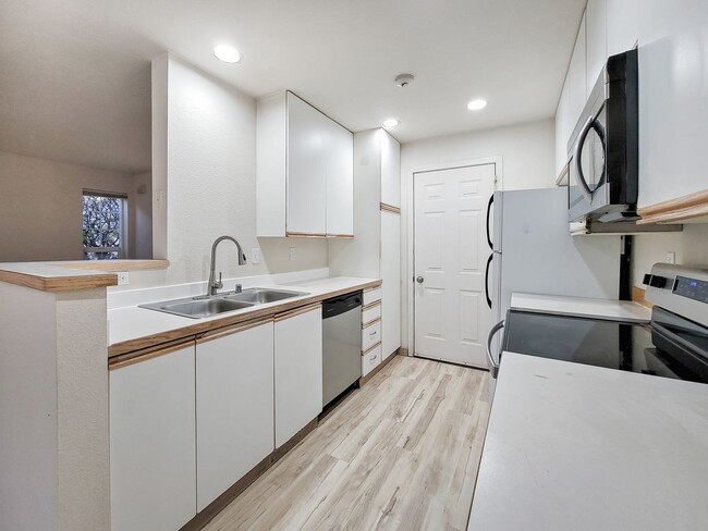 Building Photo - Kent East Hill Townhome with Garage & Patio