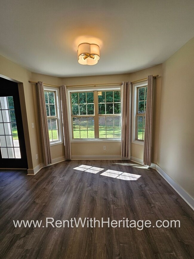 Building Photo - Amazing 4 Bedroom/ 3 Bath Home / Attention...