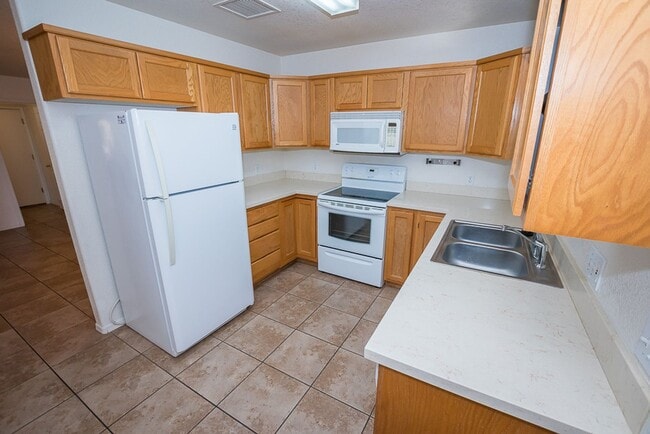 Building Photo - Beautiful Patio Home! 3 Bedrooms, 2 Bath, Split Floor Plan, Central A/C with 2 Car Garage