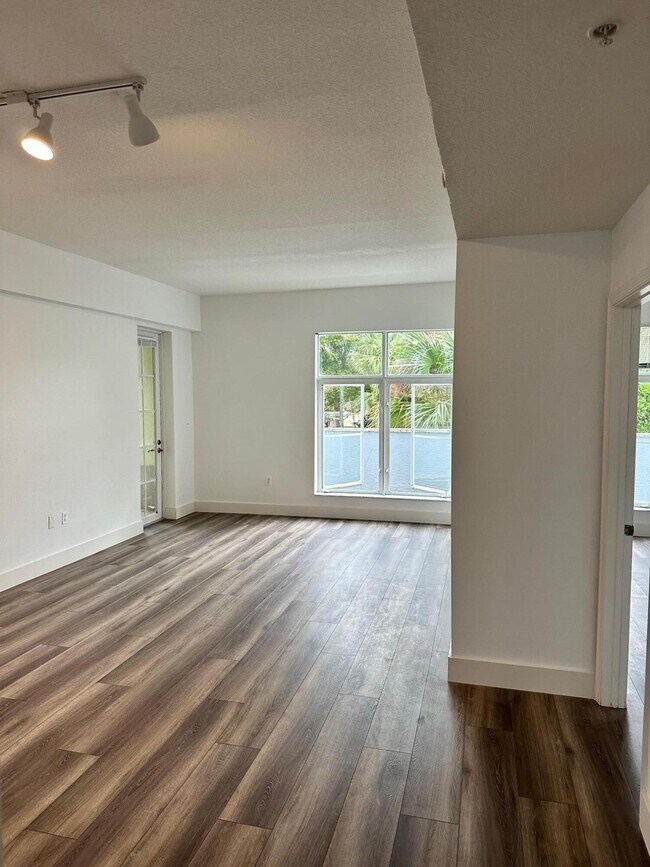 Building Photo - 1203 Town Center Dr
