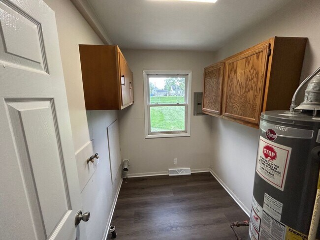 Building Photo - 2 Bed- 1 Bath - Single Family Home