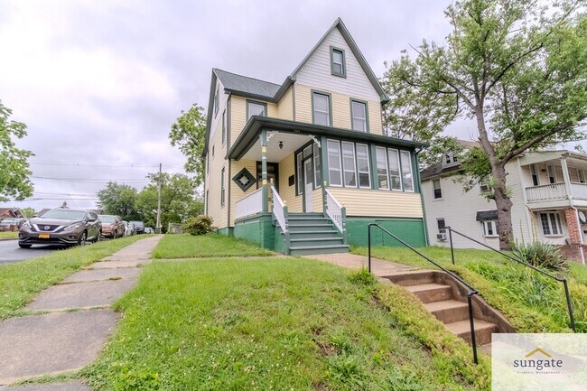 Primary Photo - 2900 E Strathmore Ave