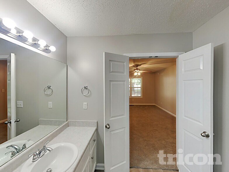 Building Photo - 170 Rachel Blvd