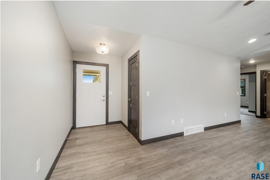 Building Photo - 4612 W 34th St N