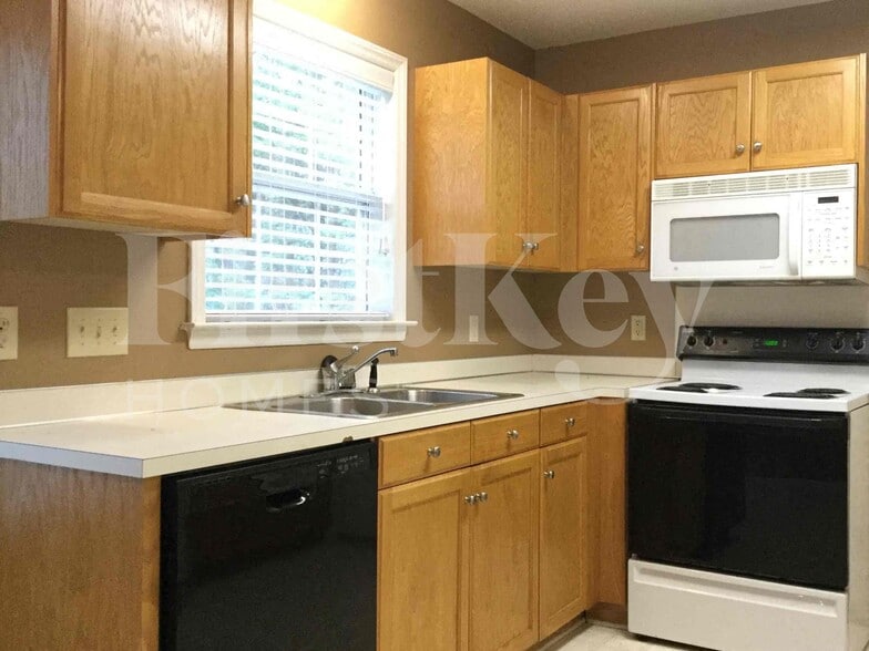 Building Photo - 8102 Kingston Dr