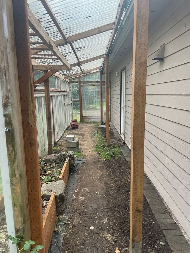 Building Photo - Spacious Clinton Home with New Upgrades!
