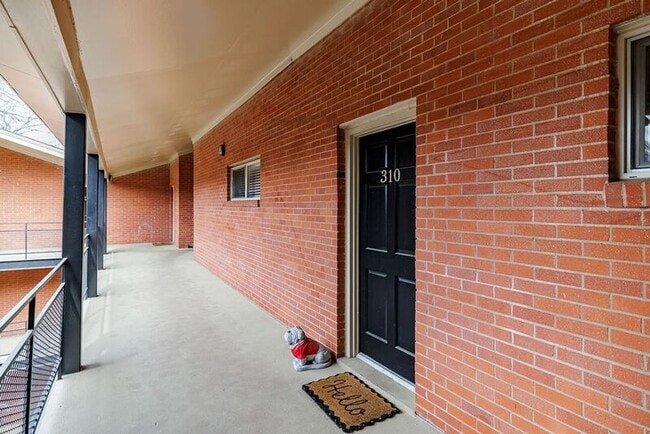 Building Photo - 250 Little St