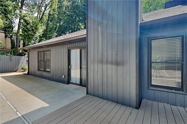 Building Photo - 1100 Lake Dr