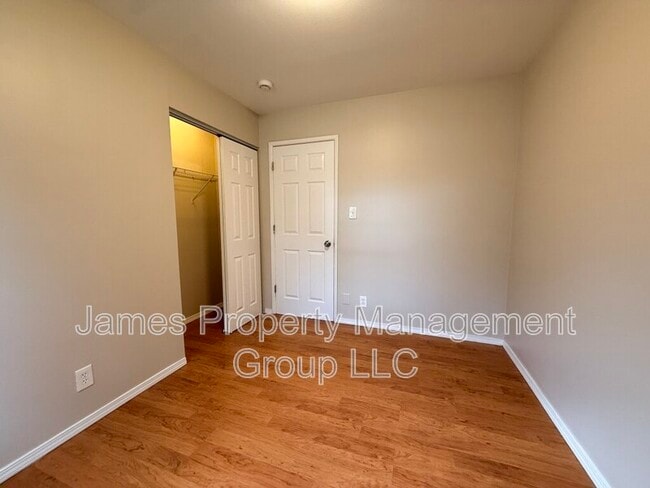 Building Photo - 1004 Oakland Dr