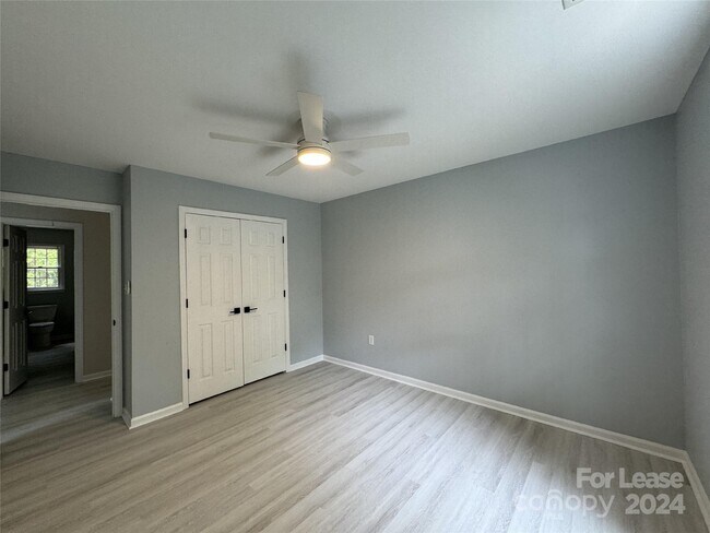 Building Photo - 129 Southhaven Dr