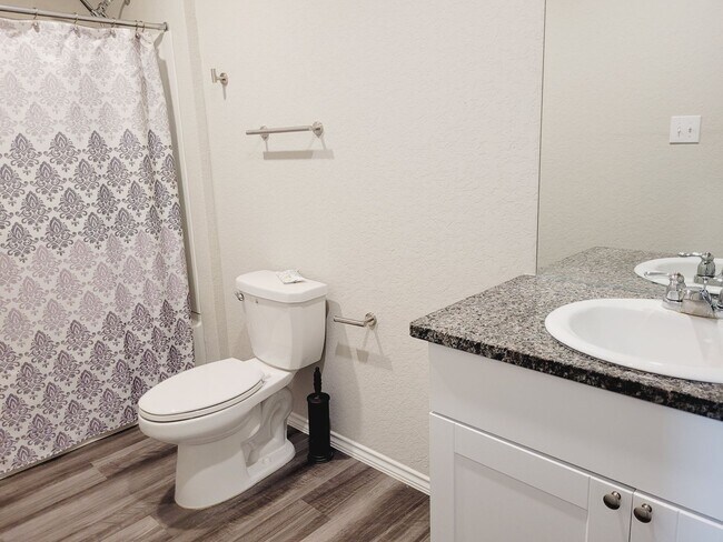 Building Photo - Gorgeous 3-bedroom, 2 Bathroom, Minutes fr...