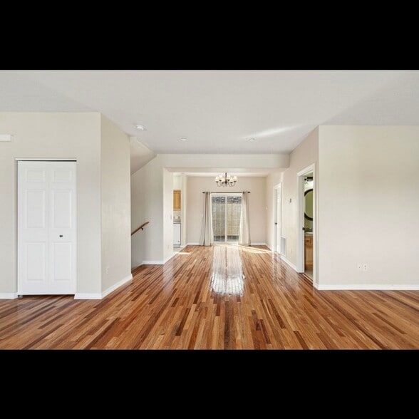 Building Photo - 825 Crestmont Way