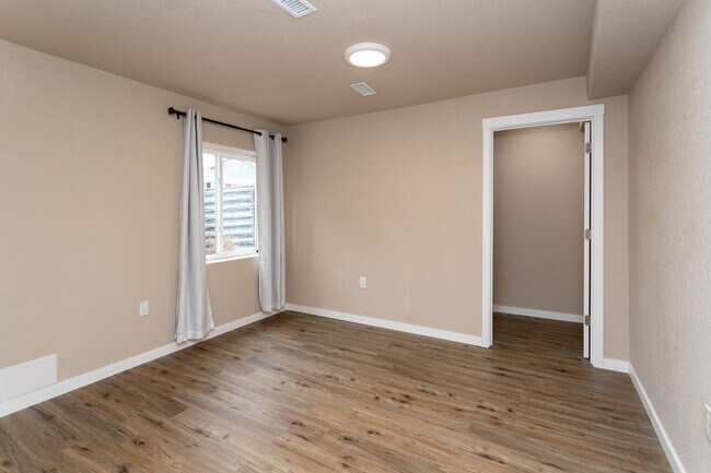 Building Photo - Beautiful Home with Stunning Views!