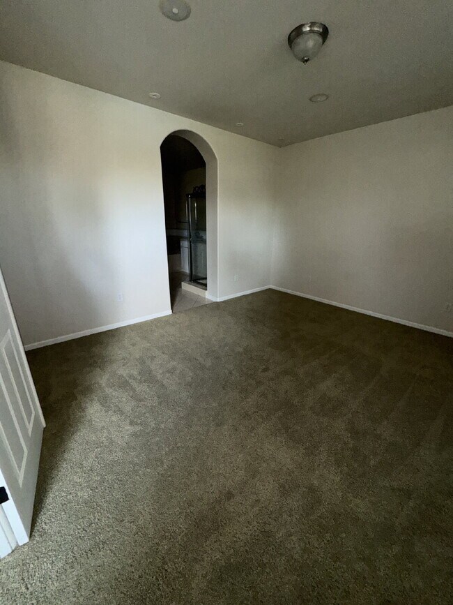 Building Photo - FIRST MONTH FREE RENT Luxurious 4-Bed, 4-B...