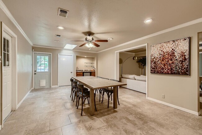 Building Photo - Gorgeous San Antonio home with large backy...